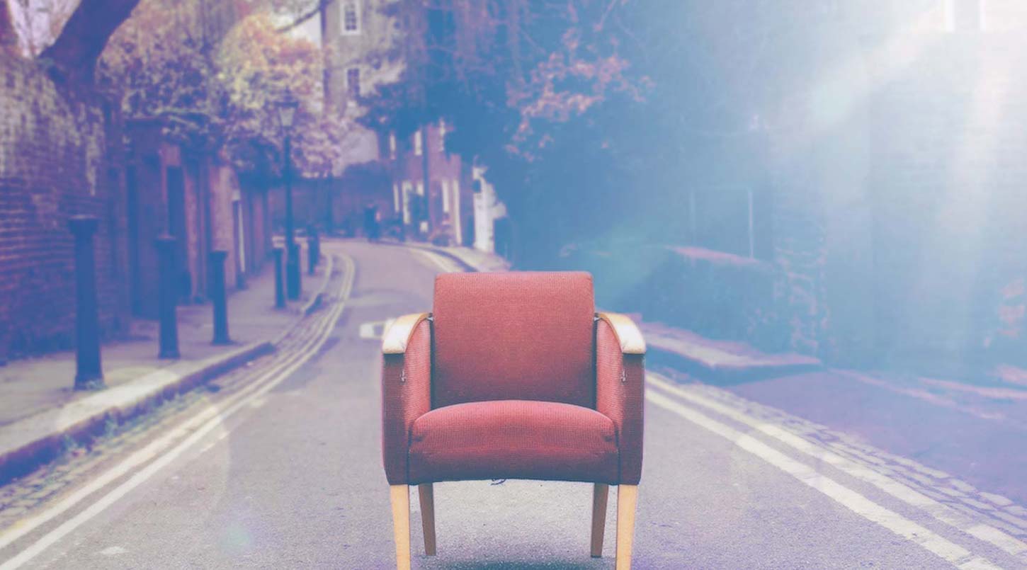 Roter Sessel in einer unbefahrenen Strasse