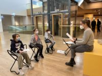 Mélina erklärt Kindern den Ablauf des Storytelling-Workshops im LVR-LandesMuseum Bonn